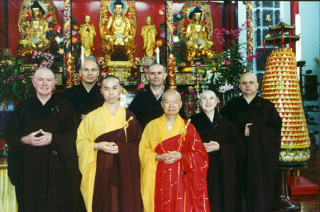 Foto del Grupo ordenado en el 2001 junto al Venerable Maestro Fa Hui y el Rev. Dun De Shakya , asistente del Abate del Templo Hsu Yun en Honolulu, Hawai.