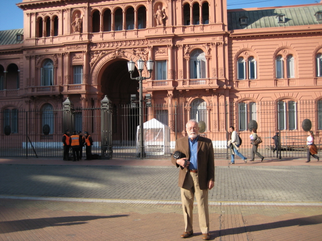 Jorge sacando peliculas frente a la Casa Rosada.