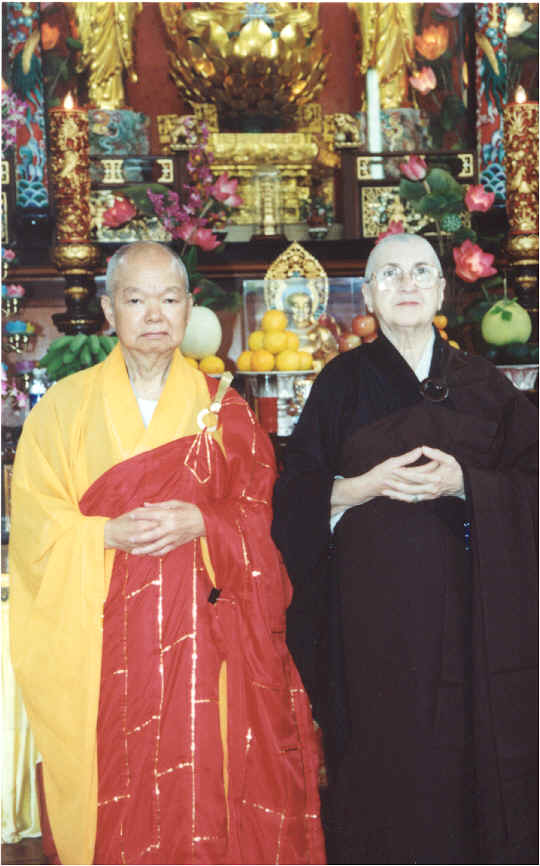 Venerable Maestro Fa Hui Shakya, director espiritual de la Orden Hsu Yun, fotografiado junto a la Rev. Yin Zhi Shakya el da de la ordenacin de sta ltima.