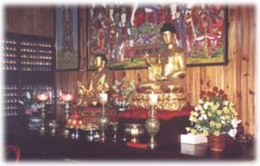 Altar Budista con velas y flores.