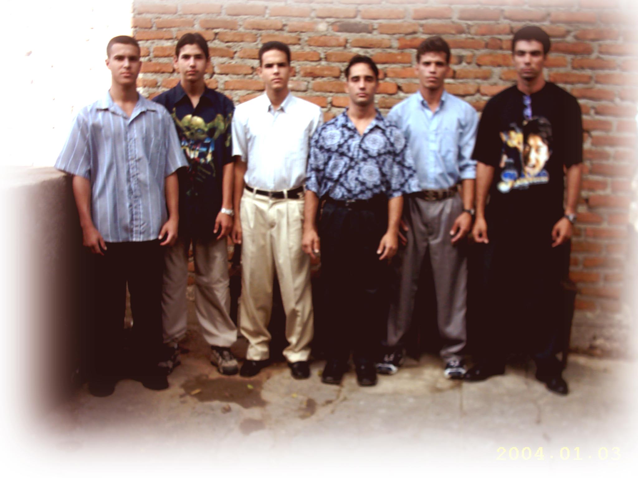 Henry Binerfa junto a su grupo de Artes Marciales. De fondo tenemos el Templo Guan Yin en  construccin.