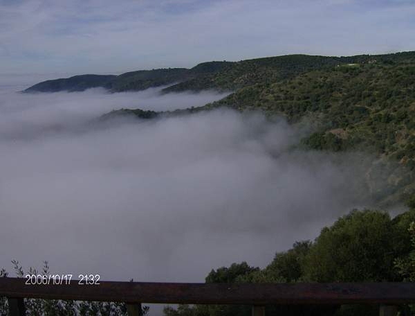 El mar de nubes cubre la milenaria ciudad califal (Crdoba), que durante tantos siglos fue capital del imperio musulmn. He ah la altura del lugar.