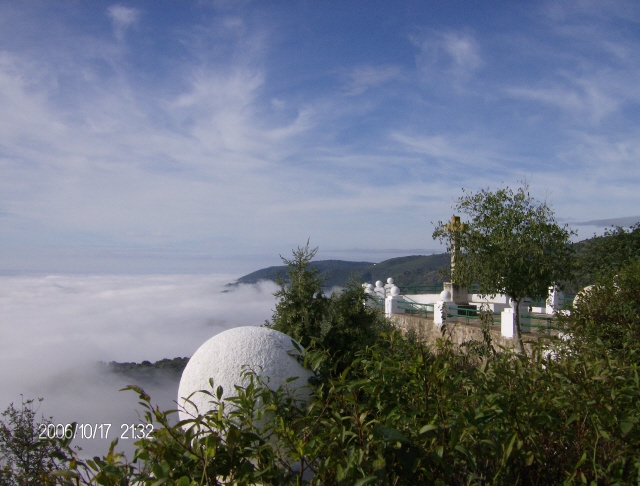 El mar de nubes cubre la milenaria ciudad califal (Crdoba), que durante tantos siglos fue capital del imperio musulmn. He ah la altura del lugar.