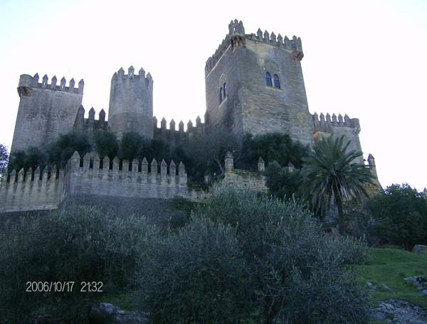 Castillo de Almodvar del Ro,....localidad a 19 kilmetros de Crdoba por la carretera antigua de ida a Sevilla, bordeando el Guadalquivir. - Espaa.- Foto por Jos Luis Siguero Zurdo