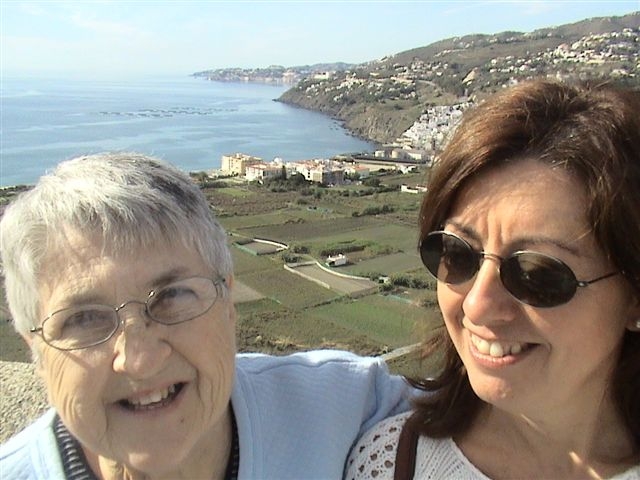 Hortensia y ngeles Marn en un momento inolvidable en la Salobrea; Velilla al fondo.