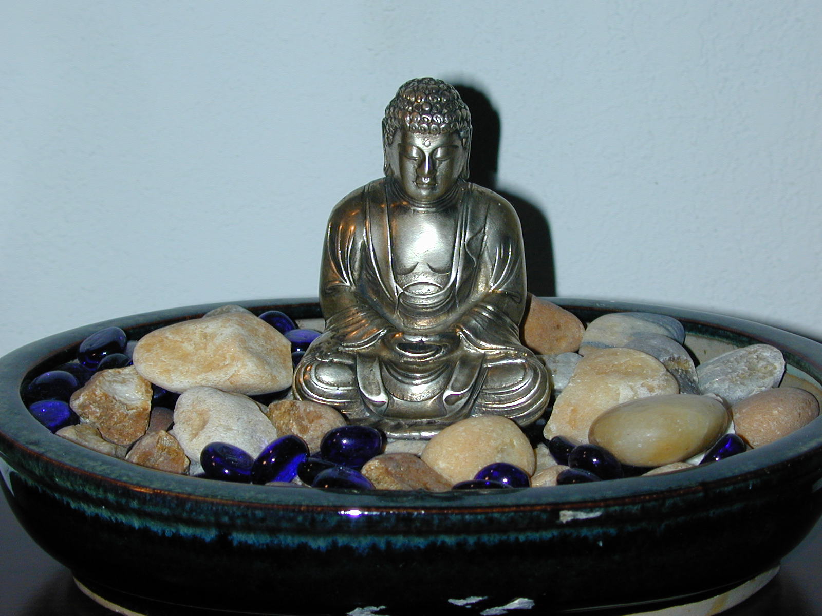 Altar en una fuente con piedras - Foto de Yin Zhi Shakya