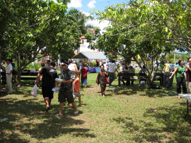 Disfrutando en el jardn del templo - almuerzo