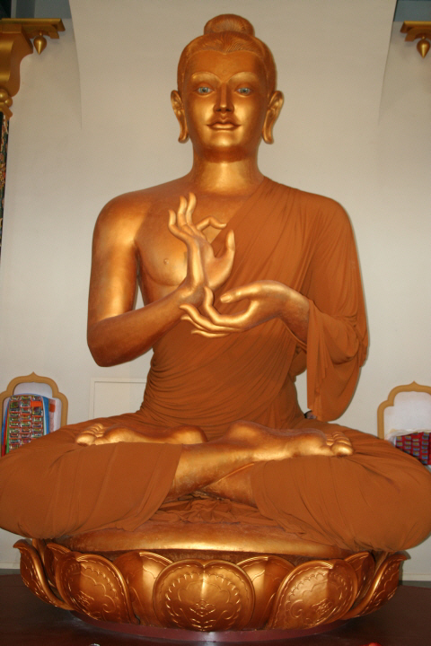 Buddha Shakyamuni - Estatua Central - Foto por Corinne Wuerthner - Shambala - Boulder, Colorado