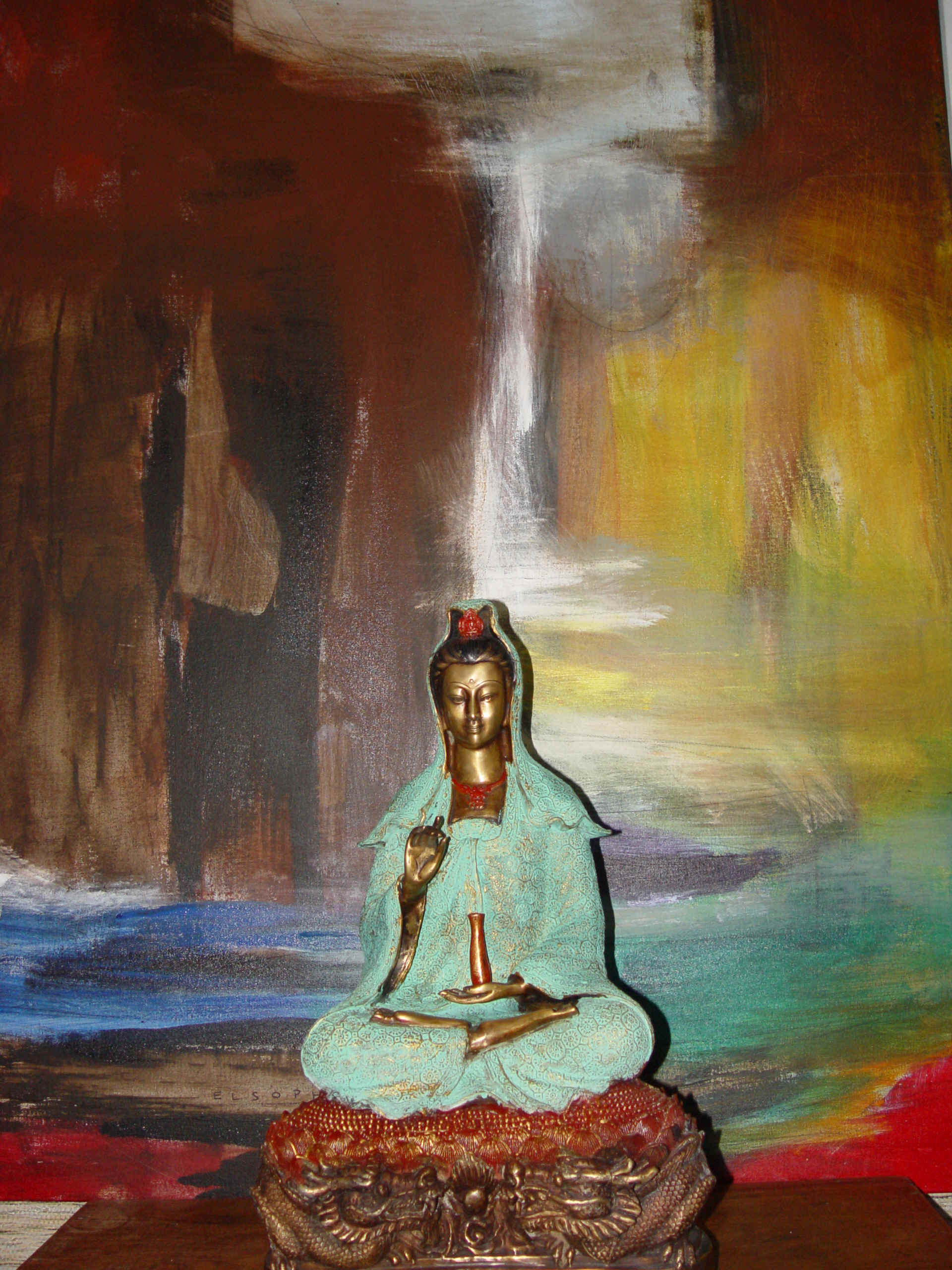 Foto por Jorge de la Torre - Estatua de Kuan-Yin y Pintura 'Thatagata' por Lamya Elsophia - De la coleccion de Yin Zhi Shakya