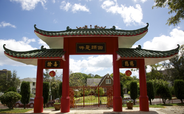 Parte de adentro de la entrada del Templo Hsu Yun en Honolulu, Hawai